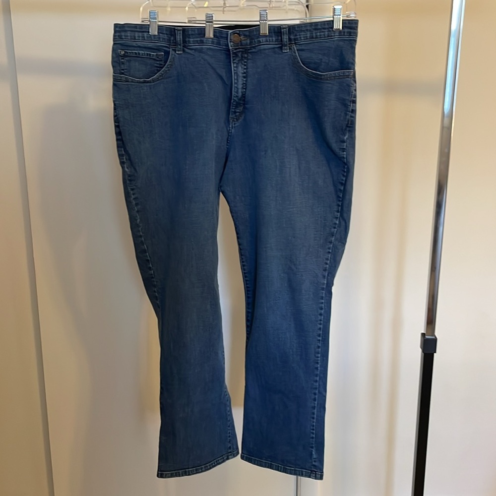 Lee- Sinfully soft straight Jean. Medium wash. Size 22. EUC.
